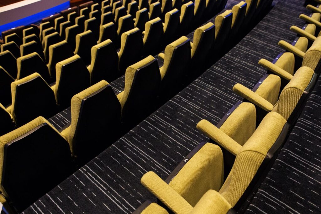 tapicerka krzeseł teatralnych